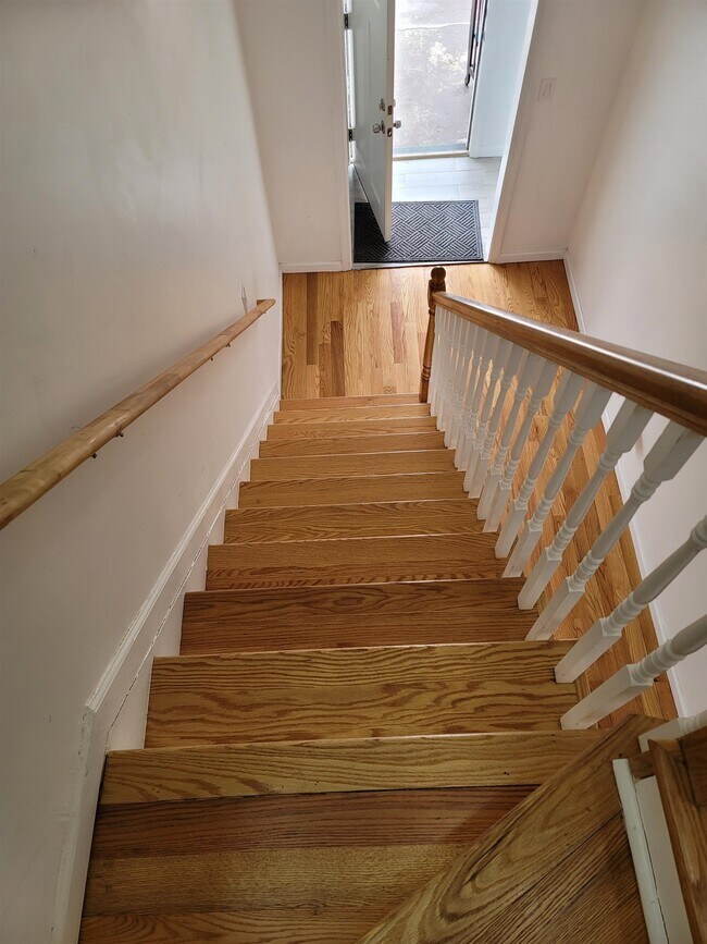 Building Photo - 119 Bayview Ave