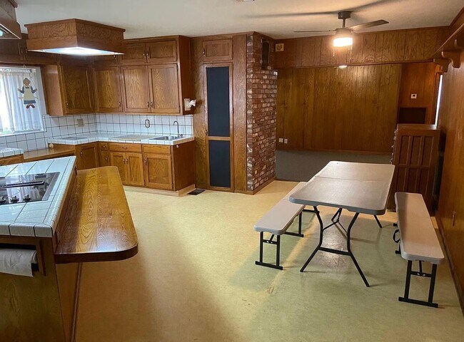 Foto del edificio - 3 bedroom, 2 bath westside Porterville