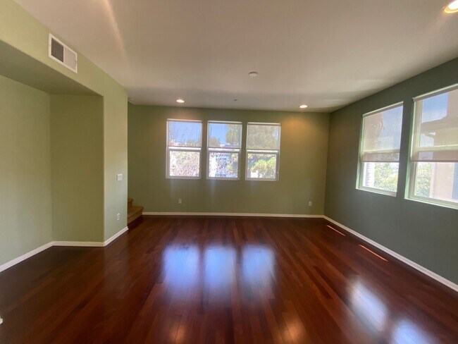 Building Photo - Gorgeous 3 bed 3 1/2 bath home with beauti...