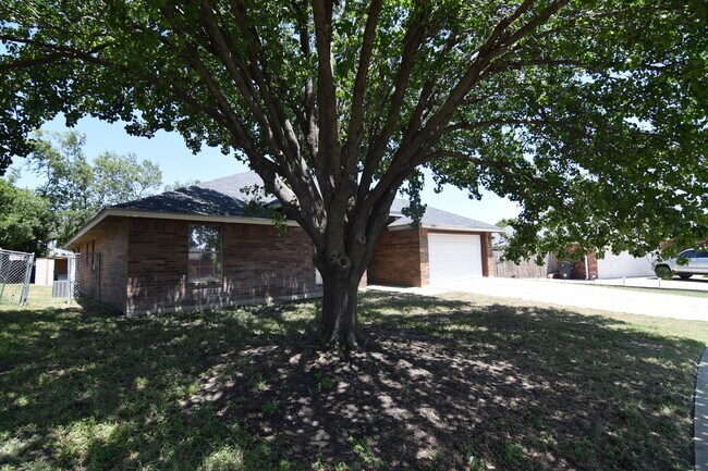 Building Photo - 3920 Bur Oak Dr