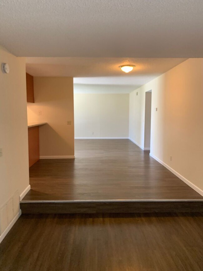 Building Photo - Excellent Value! Spacious Updated South Sa...