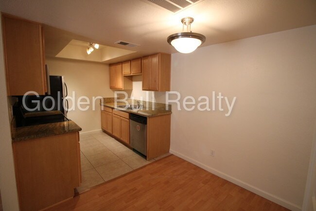 Building Photo - 740 W Elm St
