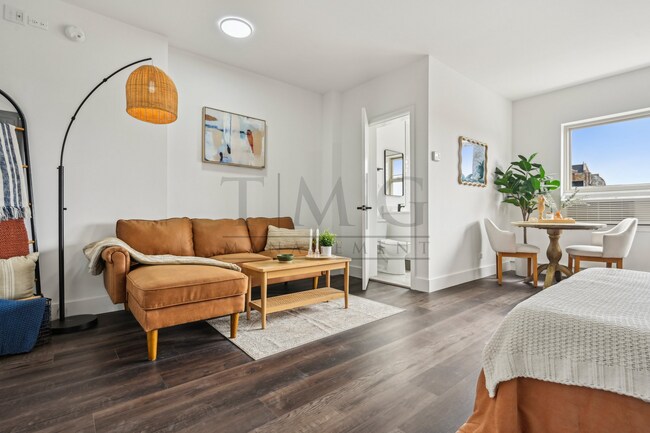 Foto del edificio - Brand New Studio with Luxe Finishes & Natu...
