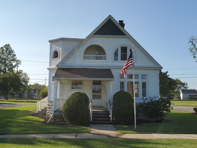 Foto del edificio - 705 Dewitt Ave