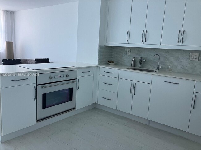 Foto del edificio - 3180 S Ocean Dr