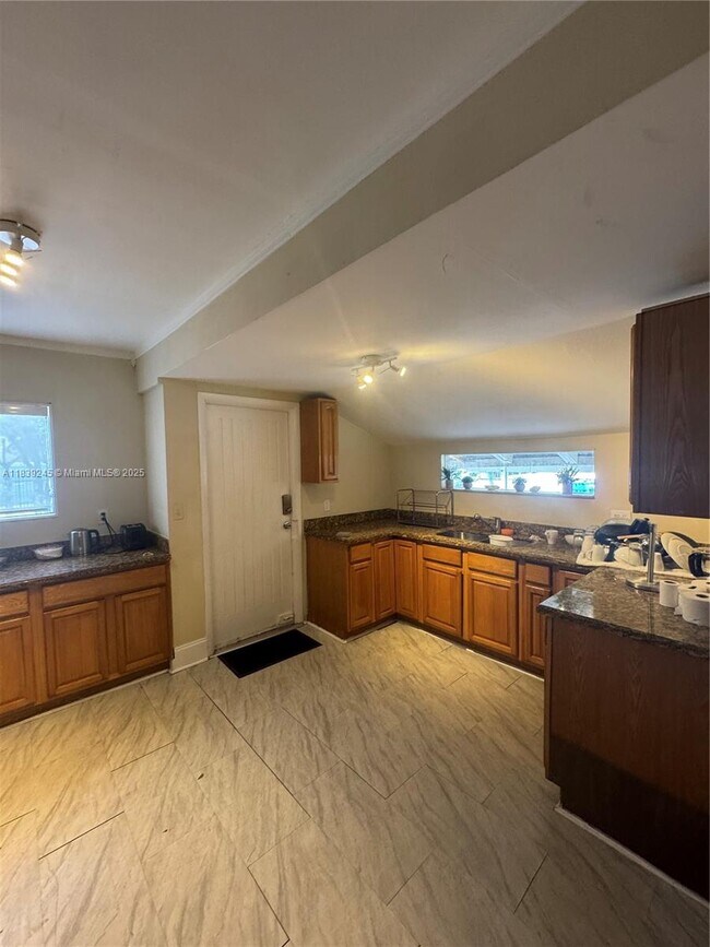 Foto del edificio - 877 SW 2nd St