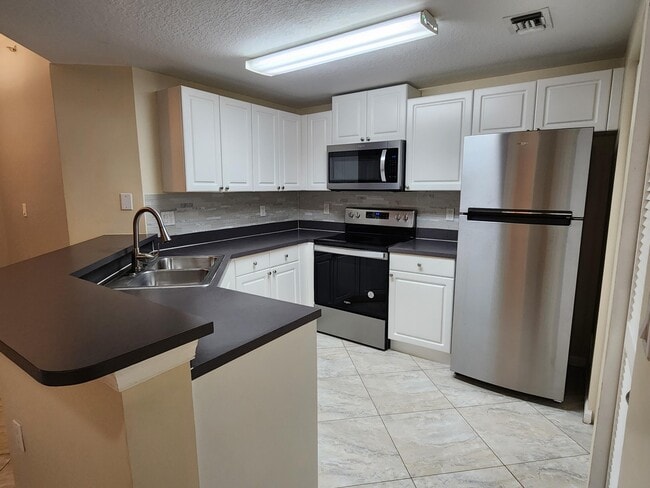 Building Photo - 5060 Fairways Cir