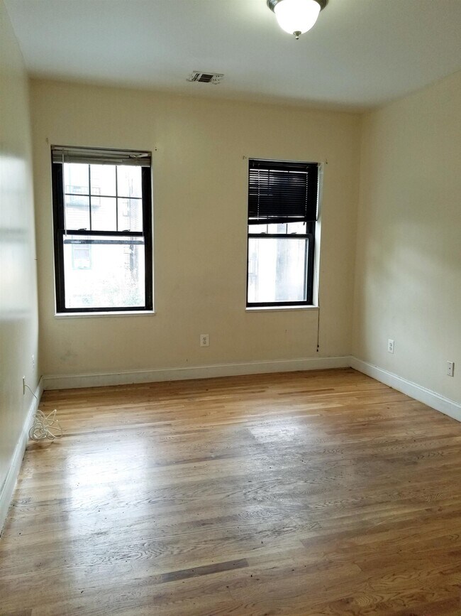 Building Photo - 510 25th St