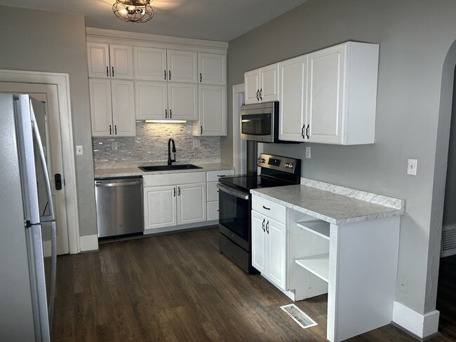 Building Photo - 1203 S West Ave