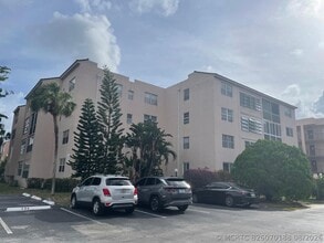 Building Photo - 2851 Somerset Dr