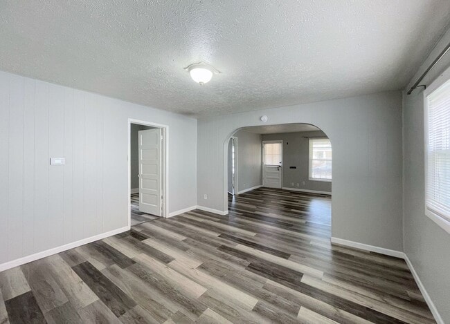 Building Photo - Spacious 3 bedroom home