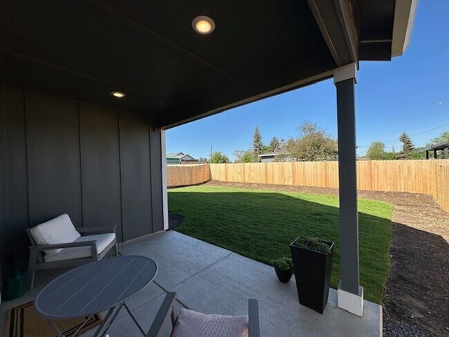 Foto del edificio - Beautiful Newer 3 Bedroom / 2 Bath Home in NE Madras