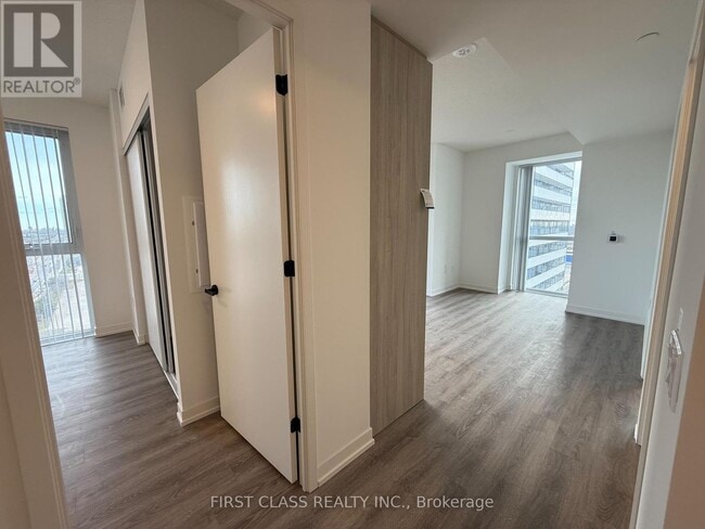 Photo du bâtiment - 8 Interchange Wy