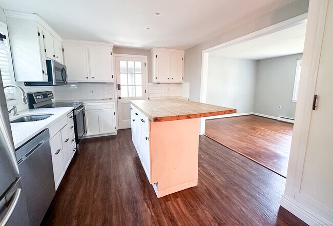 Foto del edificio - 176 Wolcott Hill Rd