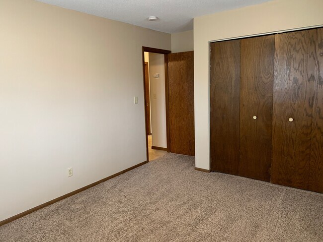 Building Photo - Crestwood Apartments