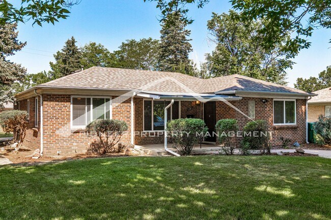 Foto del edificio - Charming Home with Washer/Dryer and Fenced...