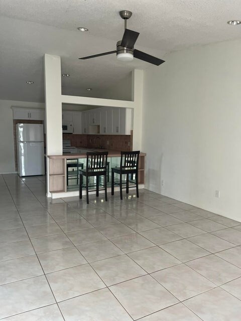 Foto del edificio - 4423 Woodstock Dr