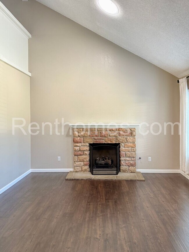 Building Photo - 9911 Ivy St