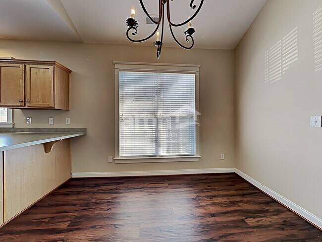 Foto del edificio - 13640 Swinton Rd