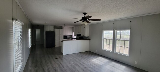 Building Photo - Mobile home in Country Setting