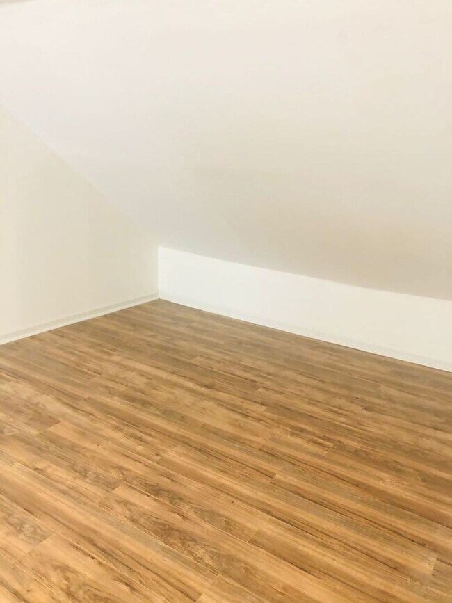 Foto del edificio - 4 bed 1 bath amazing location