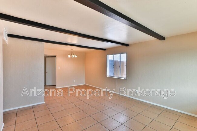 Building Photo - 3302 W Solano Dr S