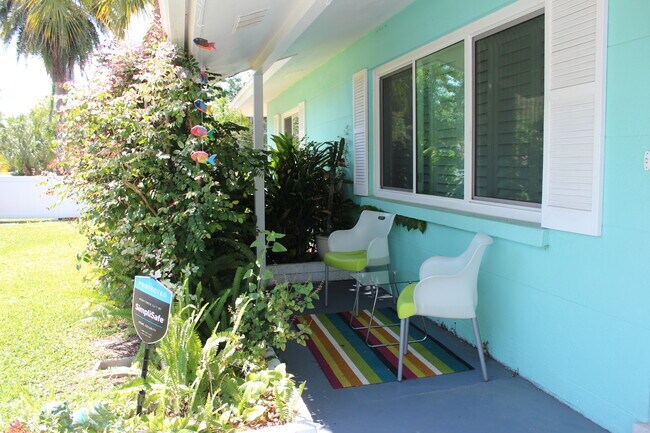 Patio delantero/entrada - 3605 Iroquois Ave