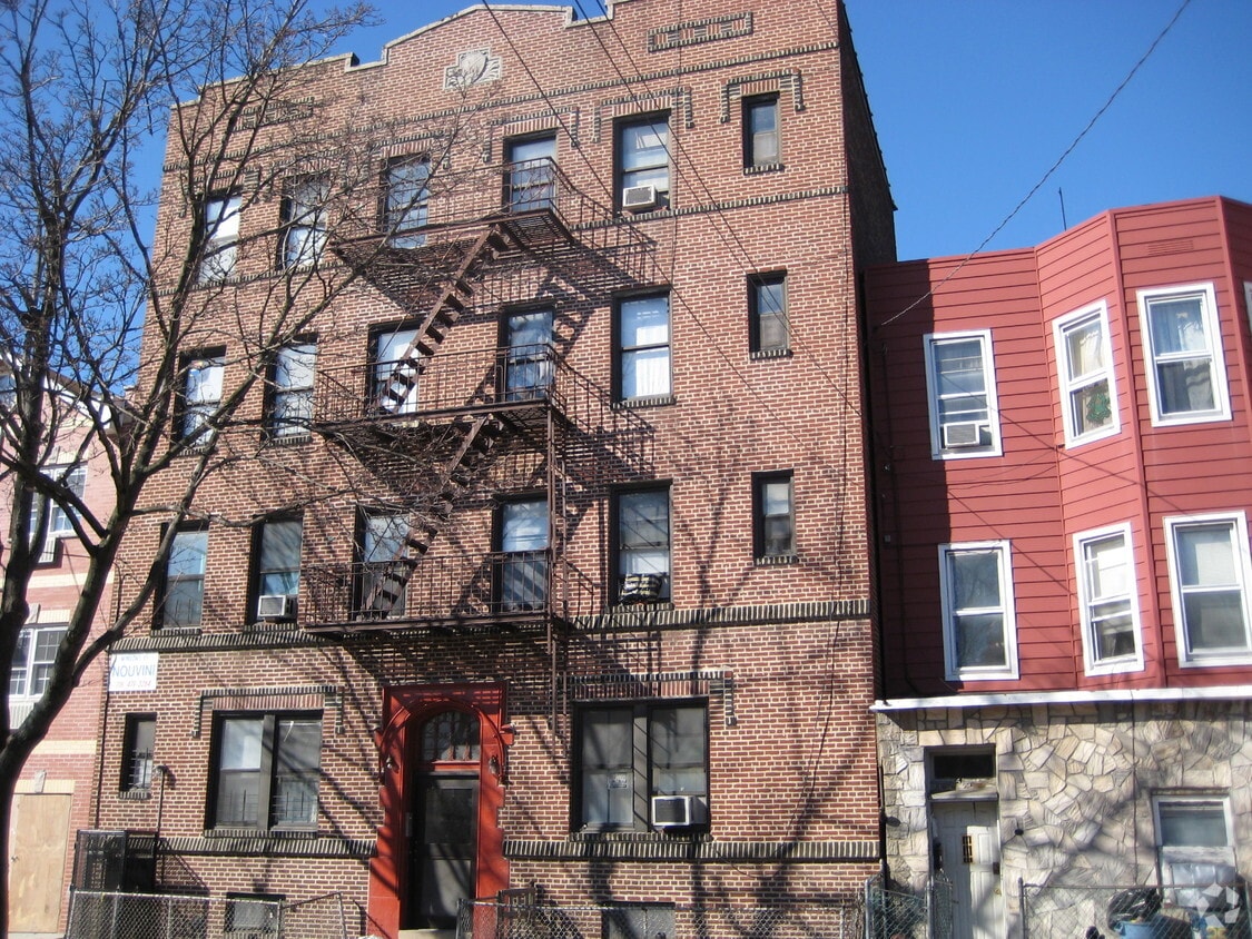 Foto principal - 35-20 108th St