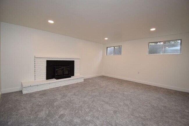 Building Photo - 5550 S Brockway St