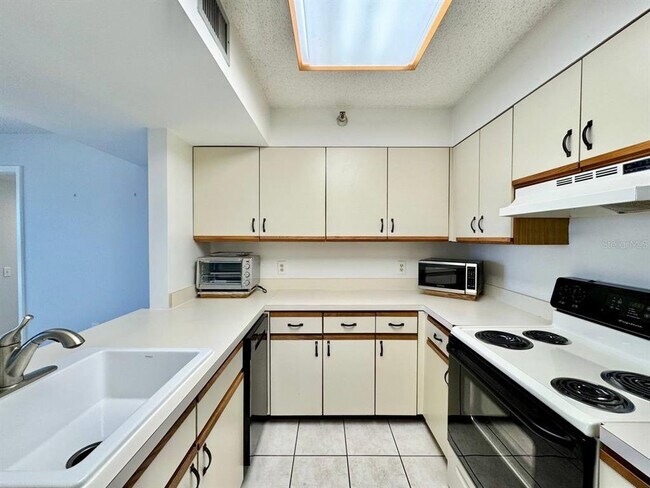 Foto del edificio - 2333 Feather Sound Dr