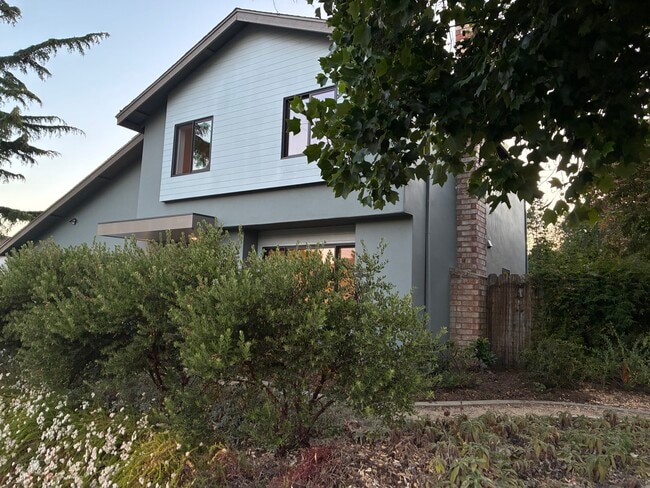 Building Photo - 405 Solano Dr