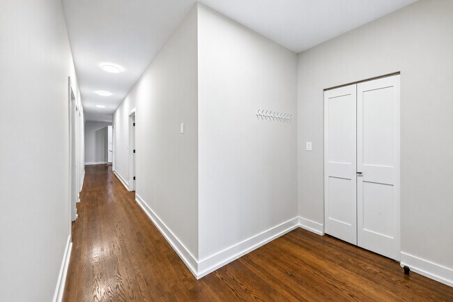 Foto del edificio - 6453 N Bosworth Ave