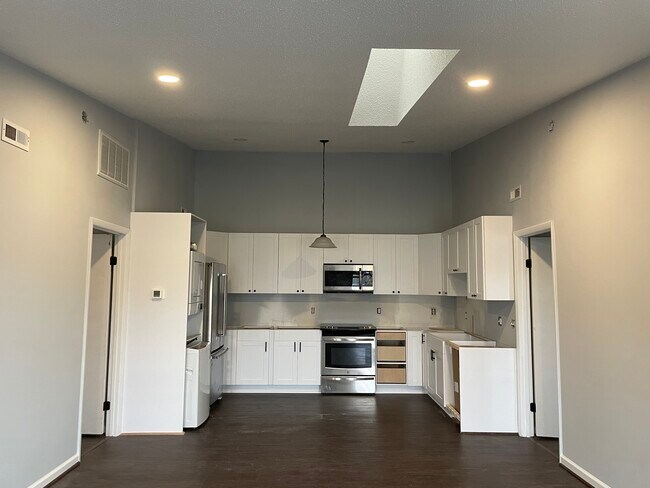 Completamente renovado apartamento esperando por nuestras nuevas encimeras de granito. - 610 Pylon Ct