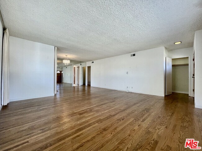 Foto del edificio - 6548 W 80th Pl