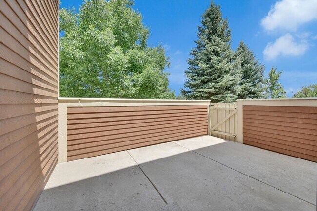 Building Photo - Modern 2-Bed, 3-Bath Home in The Village at Five Parks – Ralston Valley - AVAILABLE SEPTEMBER 1ST!!