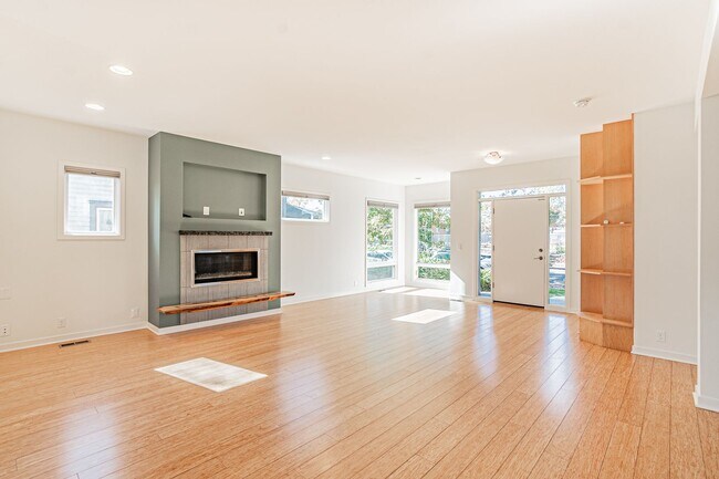 Building Photo - Stunning 4-Bedroom, 3.5-Bathroom Denver Ho...