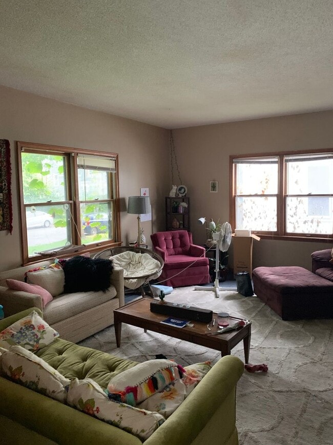 Building Photo - Cute 4 bedroom - Non-Duplex House In Como ...