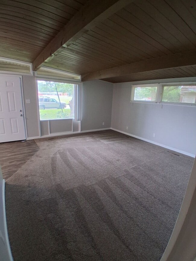 Building Photo - Spacious home near school in a quiet neigh...