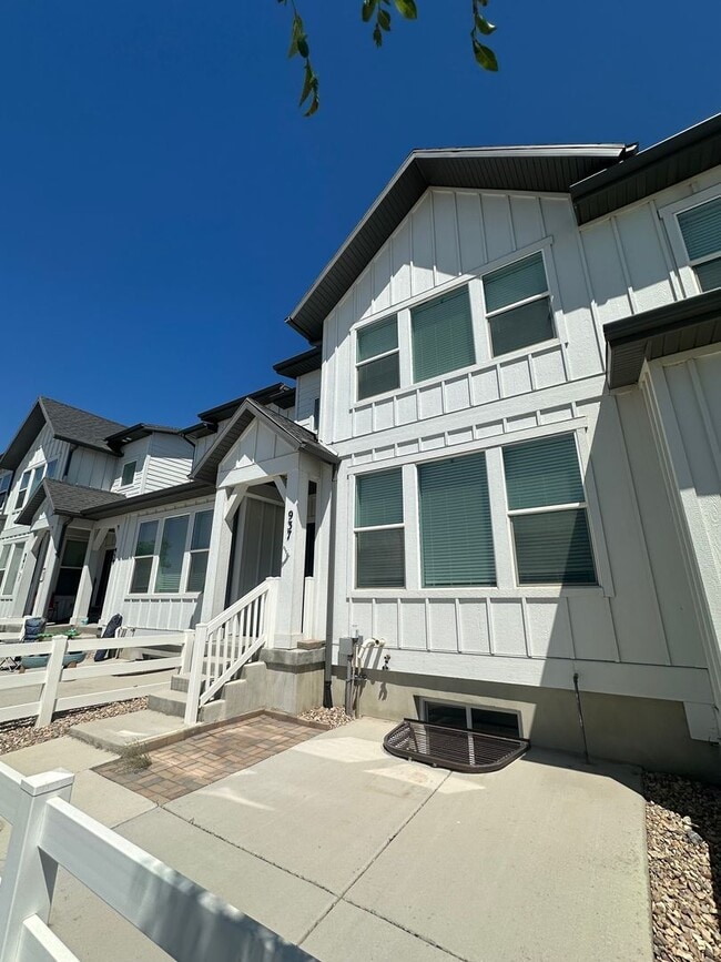 Building Photo - 937 W Sunspear Dr