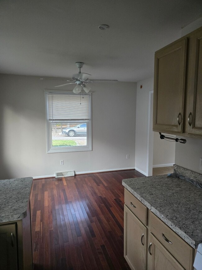 dining room - 8570 Country Club Dr