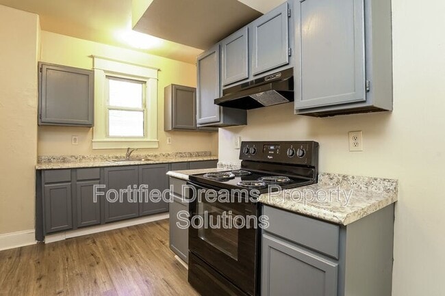 Building Photo - 518 W 20th St