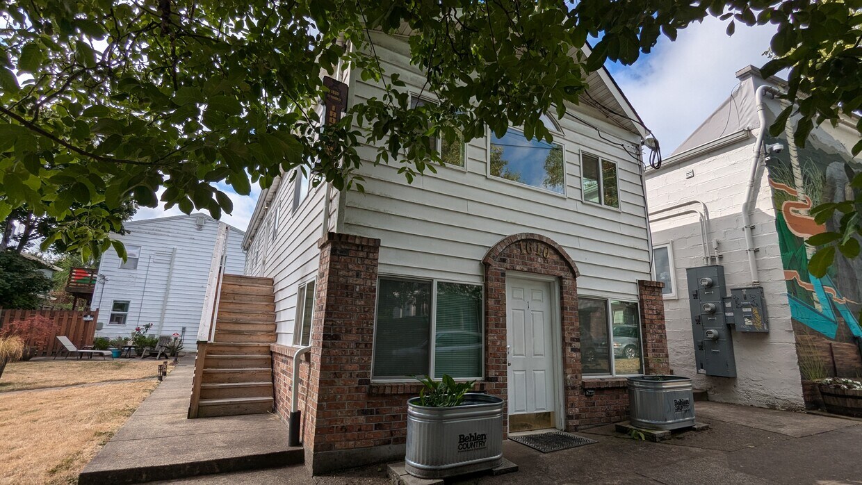 Front of building - 1610 SE Yukon St