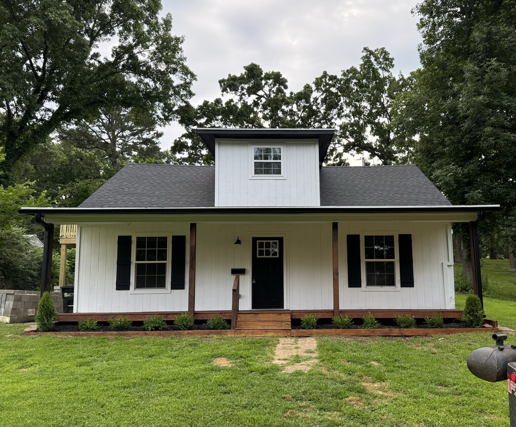 Primary Photo - 260 Hickory Dr