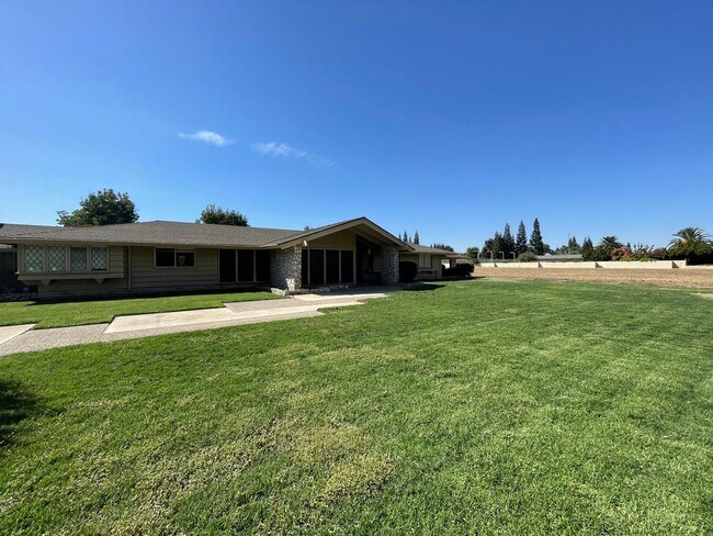 Foto del edificio - Custom home located next to Oakdale Country Club!