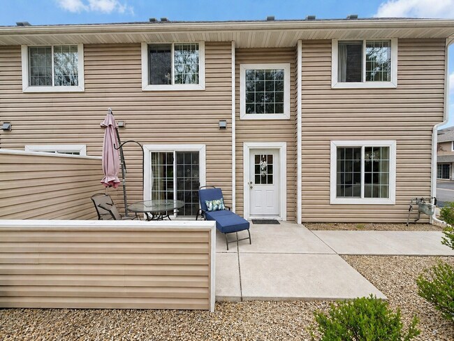 Foto del edificio - Stunning 2-Level Townhome with Vaulted Ceiling in Champlin!!