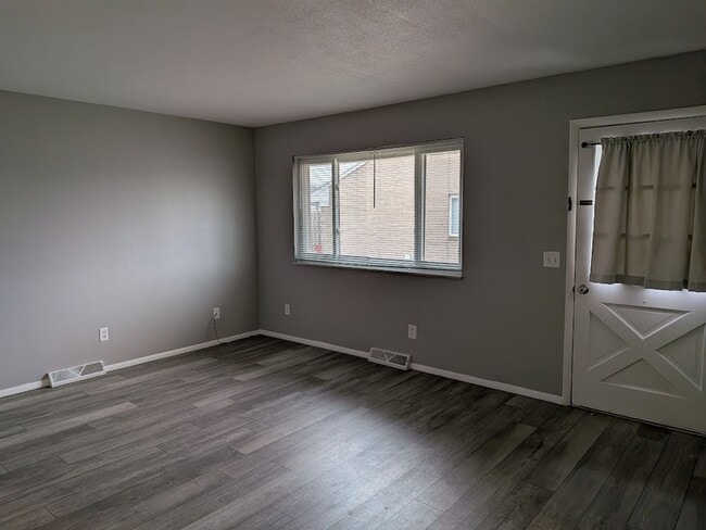 Building Photo - Daggett854