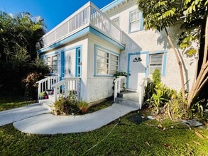 Building Photo - 313 S Lakeside Dr