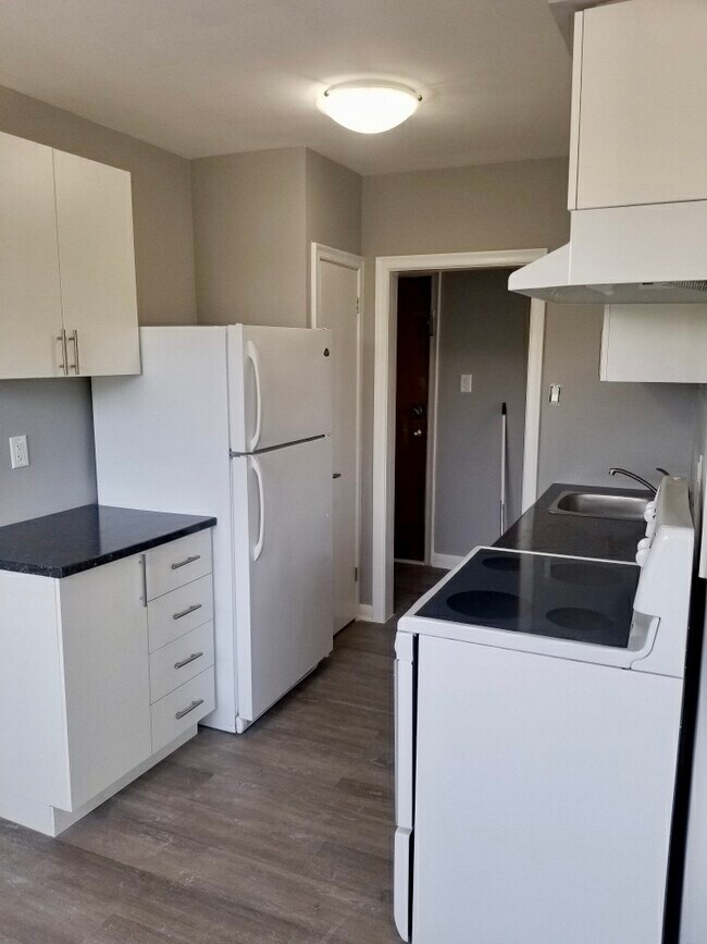 Kitchen - 2428 Keele St