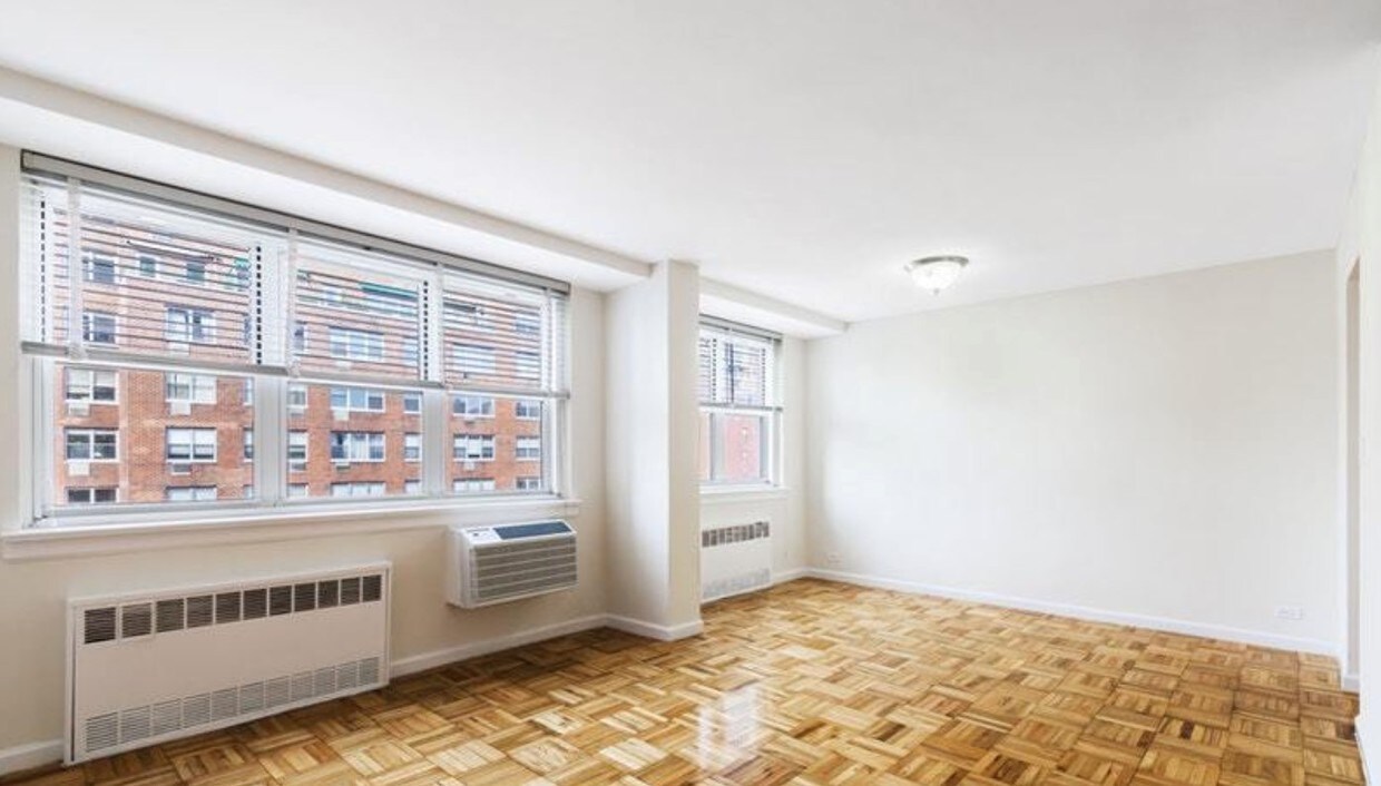 Primary Photo - 202 E 19th St