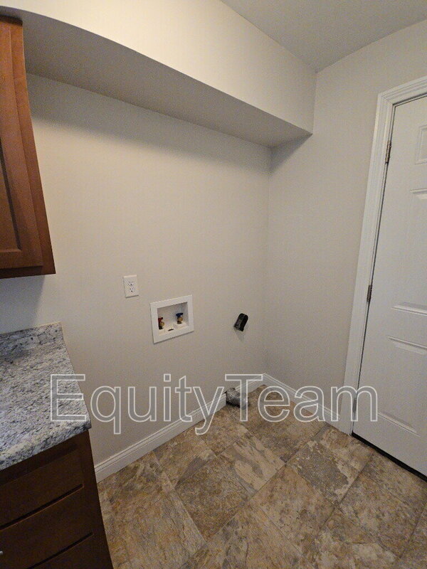 Building Photo - 3521 Mary Ann Dr